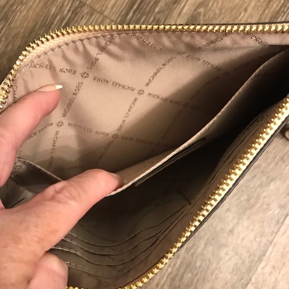 Michael Kors wristlet - Picture 4 of 4